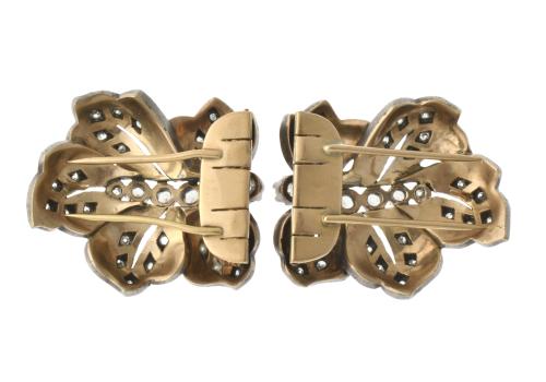 Pareja de broches florales circa 1920 con diamantes.