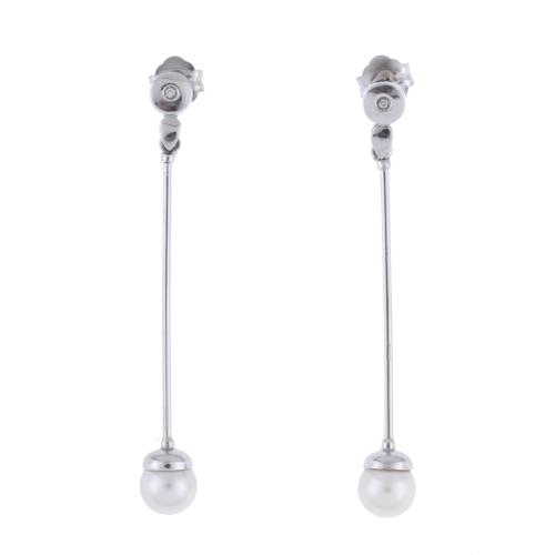 Pendientes largos con perlas y diamantes.