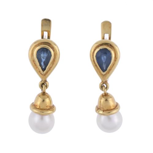 Pearls and sapphires earrings.