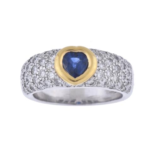 Anillo con zafiro en forma de corazón y diamantes.