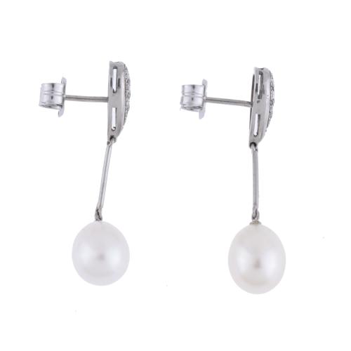 Pendientes largos con perlas y diamantes.