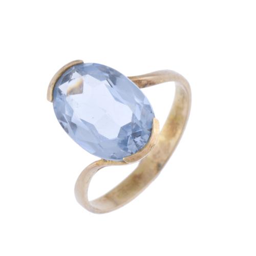 Ring with blue topaz.