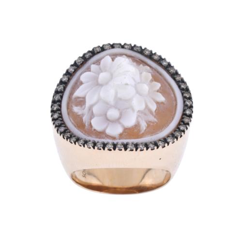 Anillo con concha tallada con flores.