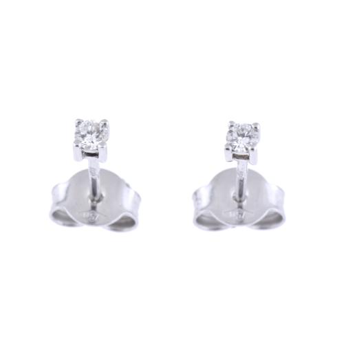 Pendientes dormilonas con diamantes.