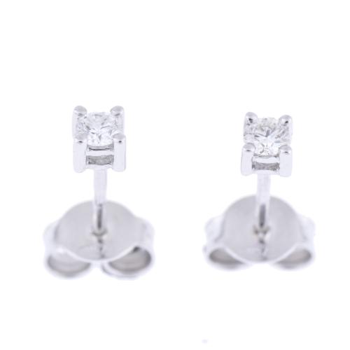 Pendientes dormilonas con diamantes.