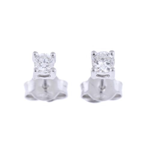 Pendientes dormilonas con diamantes.