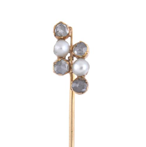 Pearls and diamonds tie pin.