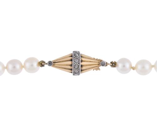 Cultivated pearls choker.