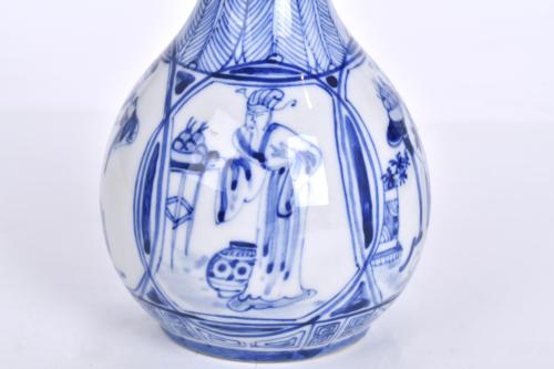 Chinese bottle vase, Republic period, 20th century.