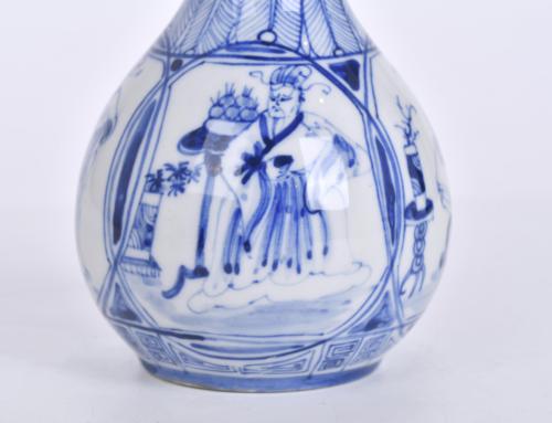 Chinese bottle vase, Republic period, 20th century.