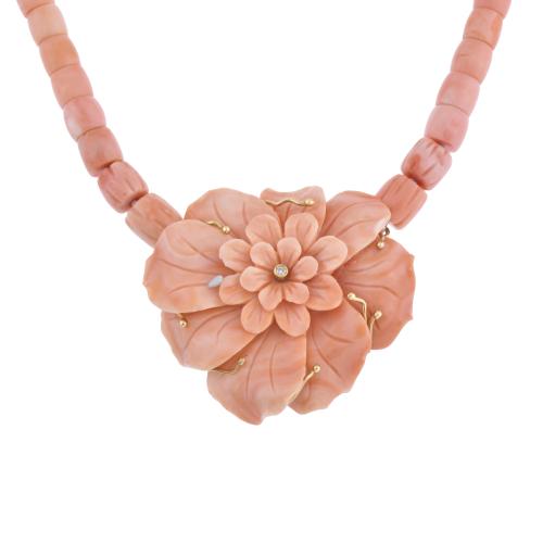 Collar en forma floral en coral piel de ángel y oro. 