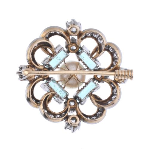 Broche con diamantes, esmeraldas y perla central. 