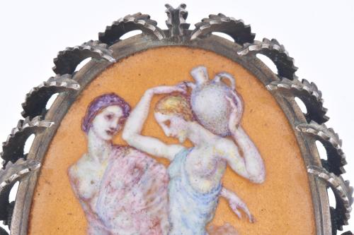 SUNYER, Broche noucentista con esmalte y coral, circa 1915-