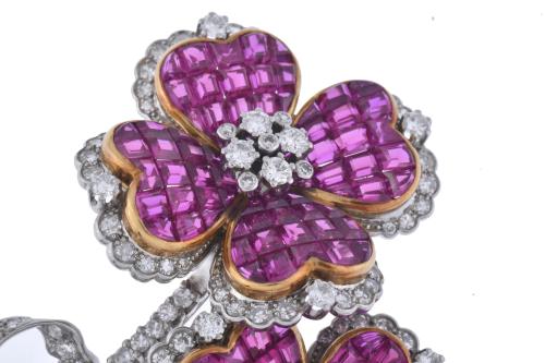 J. ROCA. Broche floral con diamantes y rubíes. 