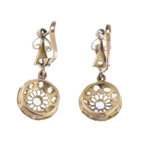 Elizabethan earrings with pendant rosette.