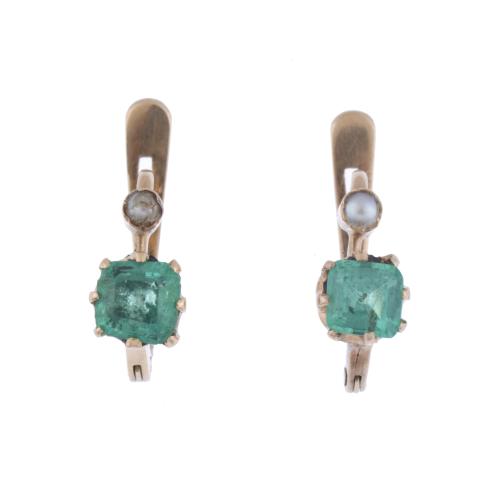 You and me earrings with emeralds and fine pearls.