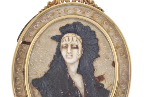 Colgante belle époque, con bajorrelieve de mujer con mantil