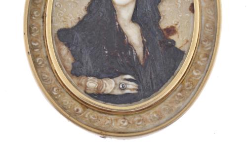 Colgante belle époque, con bajorrelieve de mujer con mantil