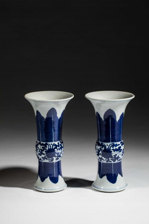 PAREJA DE DE VASOS EN FORMA DE "GU", DINASTÍA QING